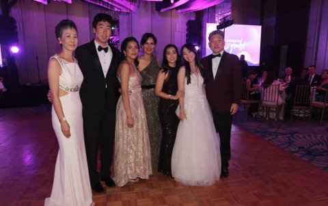 Amy Lee, Jiwon Bang, Daniela Orellana. Ximena Vásquez, Victoria Kim, Ara Choi y Daniel Choi.