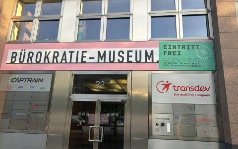 Así se observa en estos días la fachada del edificio donde se ha instalado el Museo de la Burocracia.