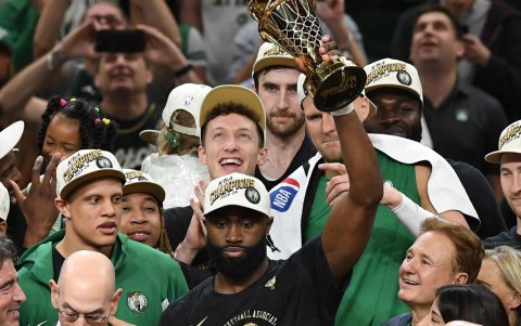 Brown (C) levantando el premio al MVP.