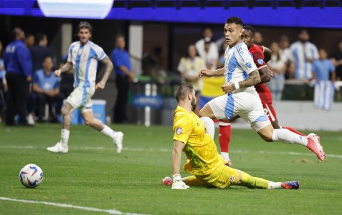 El argentino Lautaro Martinez anotó frente al golero canadiense Maxime Crepeau, en el partido inaugural de la Copa América 2024.