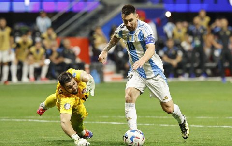 Lionel Messi intenta anotar ante el arquero de Canadá, Maxime Crepeau, en el partido inaugural de la Copa América 2024.
