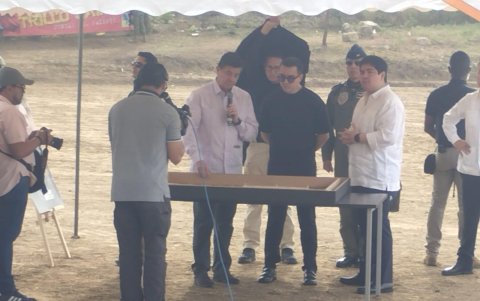 El director del SNAI, Luis Zaldumbide muestra la maqueta de la nueva prisión al presidente Daniel Noboa.