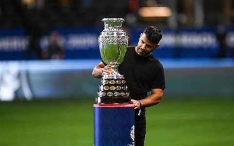 El Kun Agüero presentó la copa del torneo.