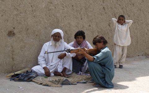 Varios baluches permanecen en una calle de Iranshar (Irán).