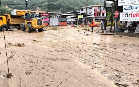 En el sector Benjamín Carrión, en Zamora Chinchipe se produjo un flujo de lodo y material pétreo que obstaculizó vías céntricas de la ciudad. Hubo desbordamiento de su río.