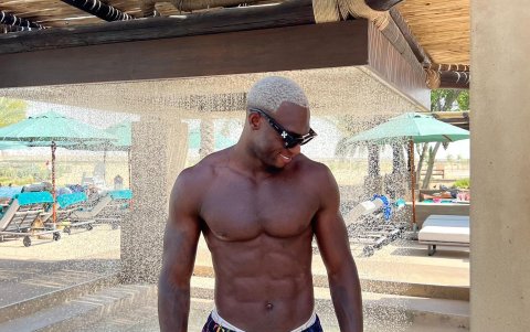 Felipe Caicedo con el pelo pintado de amarillo.