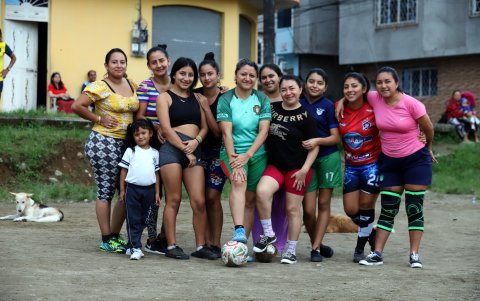 Las mujeres del sector juegan índor fútbol todas las tardes.