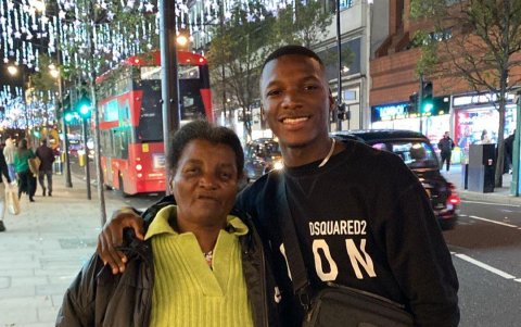 Niño Moi (d) posa junto a su madre, doña Carmencita Corozo, como la apodan sus allegados.