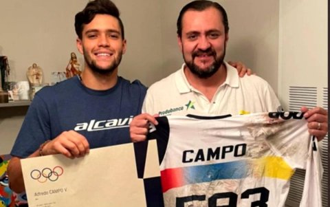 Alfredo Campo (i) con el diploma que obtuvo en Tokio 2020+1.