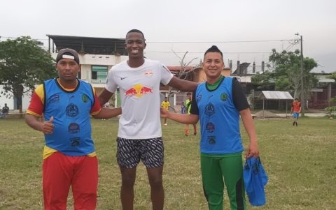 Pacho, en una de sus últimas visitas a uno de los primeros clubes donde se formó en Quinindé.