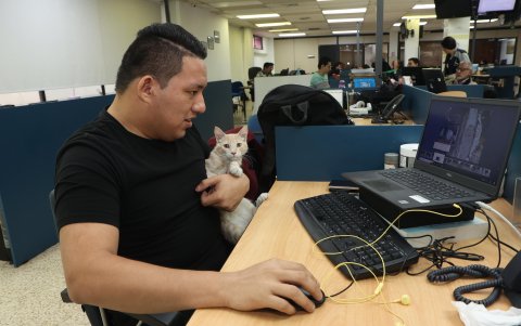 Mascota.- Latte junto a un colaborador, en la redacción de los diarios EXPRESO y EXTRA.