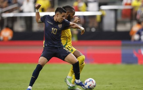 El centrocampista ecuatoriano Kendry Páez (i) fue registrado este miércoles, 26 de junio, al disputar un balón con el volante jamaiquino Kasey Palmer.
