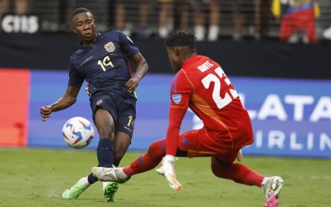 El atacante ecuatoriano Alan Minda (i) fue registrado este miércoles, 26 de junio, al anotarle un gol al guardameta jamaiquino Jahmali Waite (d).