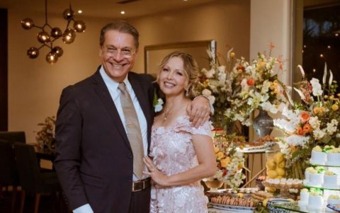 Los novios posan luego de la ceremonia.