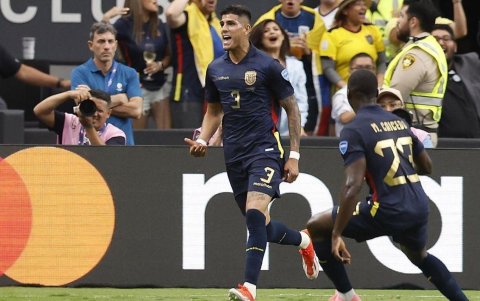 Piero Hincapié (i) celebra su primer gol en la Copa América 2024