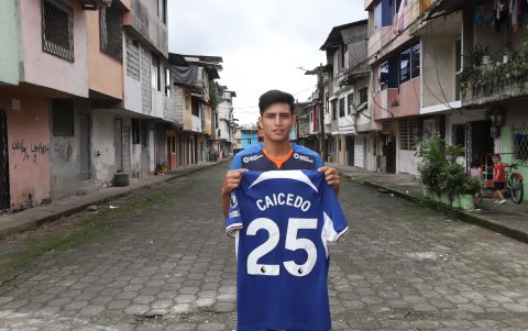 Luis Villagrán posee una colección de todas las camisetas que Moisés vistió en su carrera.