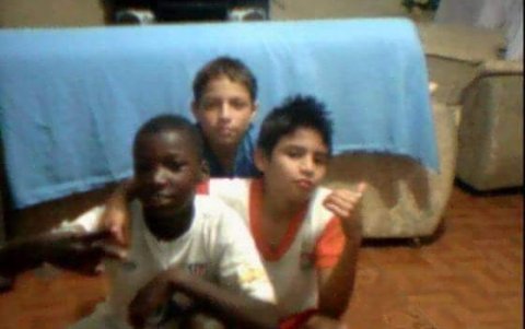 Luis (d), su primo Cristian Cusme (c) y Moisés, en una tarde llena de juegos.