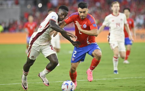 Canadá (i) superó a Chile y Perú y se clasificó segunda del grupo A por detrás de Argentina.