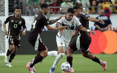 Kendry Páez de Ecuador (C) en acción durante el partido de fútbol del grupo B de la CONMEBOL Copa América 2024 entre México y Ecuador en Glendale, Arizona, EE.UU., el 30 de junio de 2024.