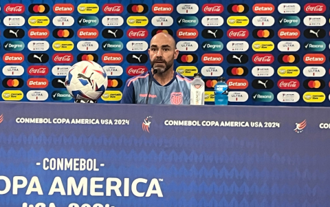El director técnico de la selección ecuatoriana en una rueda de prensa tras clasificar a los cuartos de final.