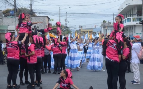 Desfile estudiantil en honor a la fundación de Guayaquil.