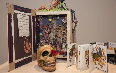 La muestra recoge los libros de artistas y objetos intervenidos de diez creadores.