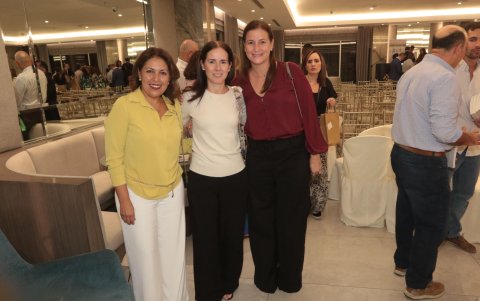 Margarita Castelblanco, María de Cassis y Viviana de Sojos.