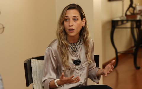 González Nader es ingeniera en Gestión Tecnológica en Medio Ambiente y activista ambiental. En 2023 fue candidata a la Vicepresidencia de la República.