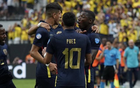 Piero Hincapié (i) festeja un gol junto a Kendry Páez y Moisés Caicedo en la Copa América 2024