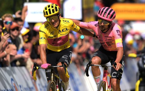 Richard Carapaz (i) tuvo la ayuda de Ben Healy (d) para llegar a la meta.