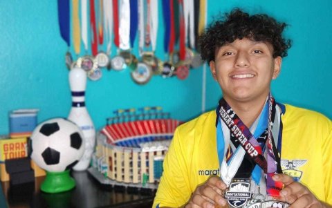 Walter Alulema con varias de las medallas que ha ganado en Estados Unidos.