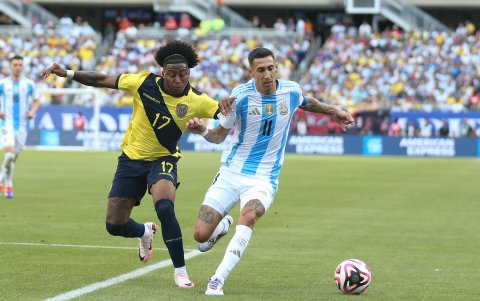 Angelo Preciado y Angel Di María  en el amistoso antes de la Copa América.