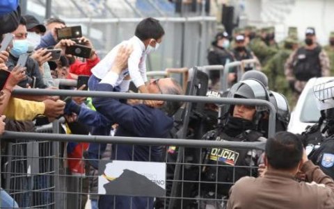 Excarcelación. el 10 de abril de 2022, Jorge Glas salió de la cárcel tras el argumento de padecer tres hernias discales y una cojera.