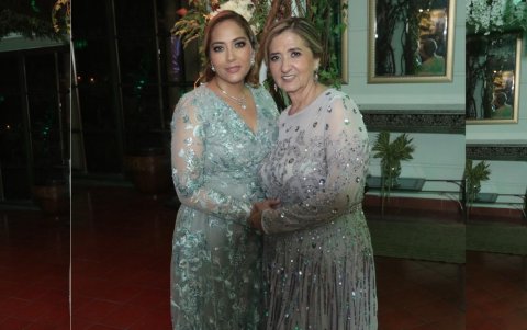 María Elena Azar de Azar junto a su hija María Elena.