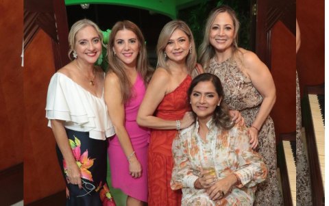 María Agustina Enireb, Nuria Carrasco, Adela Zambrano, Rossana Triviño y Pepa Calderón.