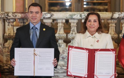 El presidente de Ecuador, Daniel Noboa, y su homóloga peruana, Dina Boluarte, muestran los acuerdos firmados este jueves, en el Palacio Nacional en Lima (Perú).