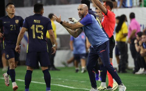 El director técnico Félix Sánchez da indicaciones a Ángel Mena en el partido ante Argentina