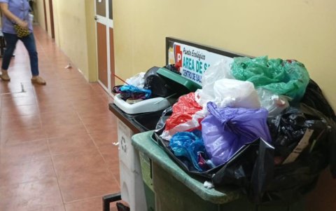Incluso los tachos dentro del centro de salud estaban desbordados de basura.