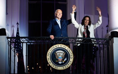 El presidente Joe Biden y la vicepresidenta estadounidense Kamala Harris en el Balcón Truman de la Casa Blanca en Washington, DC, EE.UU., 04 de julio de 2024.