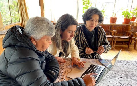 Rocío Bastidas (i), María Fernanda Álvarez (del equipo jurídico) y Ana María Viteri analizan los detalles de la ficha patrimonial actualizada el 3 de julio.