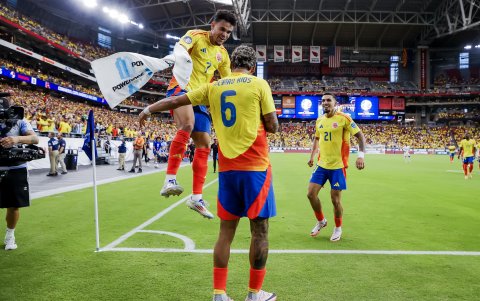 Richard Ríos (C) de Colombia celebra con Luis Díaz (Izq.) y Daniel Muñoz (Der.) después de marcar el cuarto gol contra Panamá.