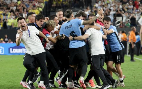 El equipo de Uruguay celebra que, tras la tanda de penaltis, venció a Brasil y se clasificó a semifinales de la Copa América