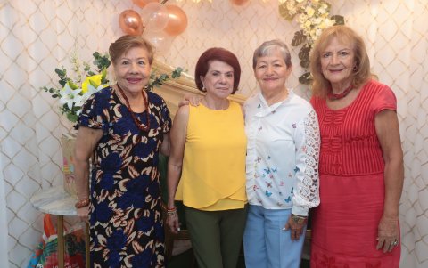 Gladys Garzón, Elena Valdez, Nieves Sotomayor y Ana Solano.