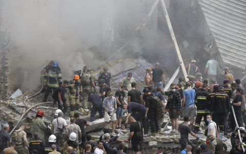 Trabajadores de rescate en el lugar de un ataque con cohetes contra el hospital infantil 'Okhmadyt' en Kiev, Ucrania, el 8 de julio de 2024.