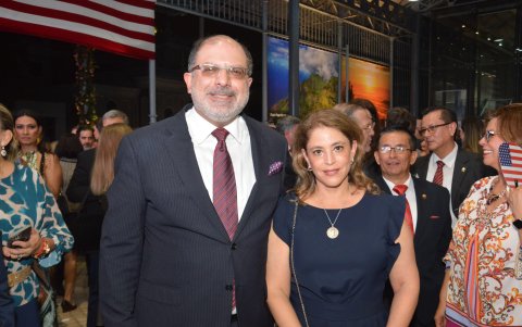 Henry Kronfle y su esposa, Ana Villaseñor.