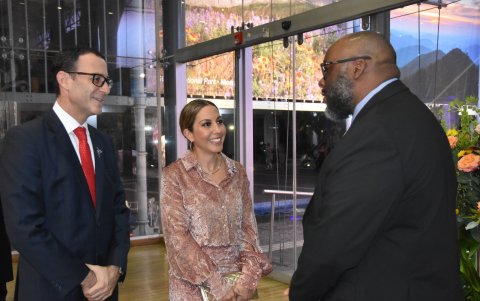 Bryan Salamon, Yael Czarninski y el embajador Art Brown.