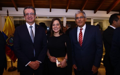 Íñigo Salvador, Gabriela Chauvín y el embajador  Eduardo Zeballos.