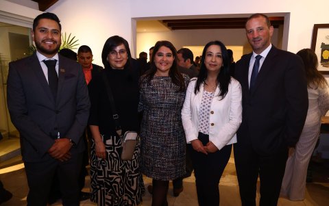 Santiago Marcillo, María Silva, Vannessa Favre, Sujey Torres y Juan Pablo Vela.
