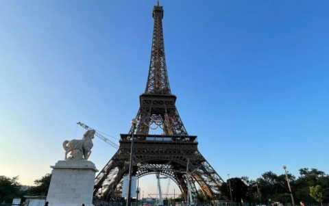 Los anillos olímpicos en la Torre Eiffel.