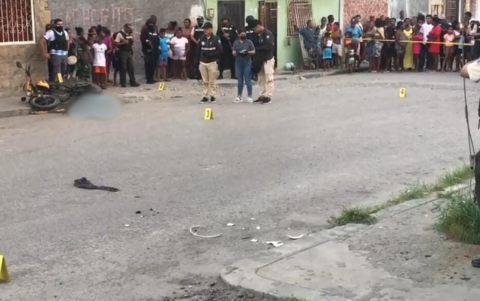 El cuerpo quedó tendido sobre la calzada.